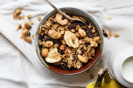 Vegan Cashew Granola with Banana Chips, Cranberries and Cacao Nibs | www.floatingkitchen.net